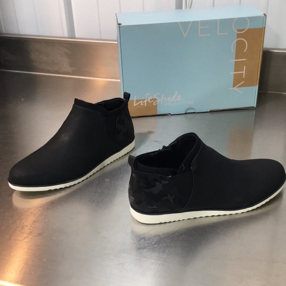 New WB Woman’s Velocity Life Stride Men’s Black Low-Top Slip-On Shoes